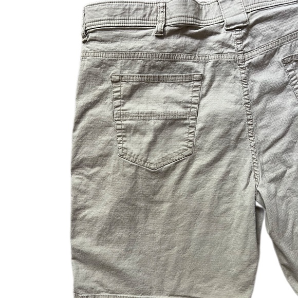 Weatherproof shorts, zip pocket, belt loops, birch (khaki) Size 42 runs big VGUC - Picture 5 of 13